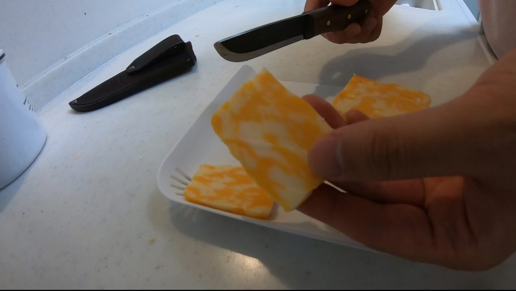 ナイフで切ったチーズの断面